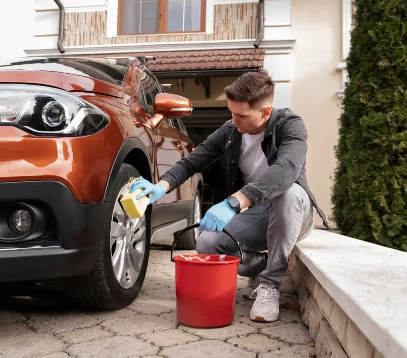 Lavage auto à domicile Ladapeyre : professionnel intervenant sur un véhicule